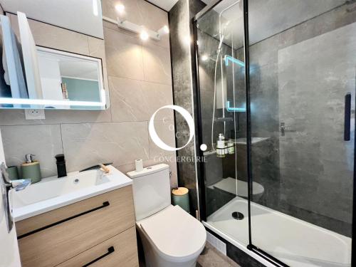 une salle de bains avec douche, toilettes et lavabo dans l'établissement COC - Le Panorama, à Wissant