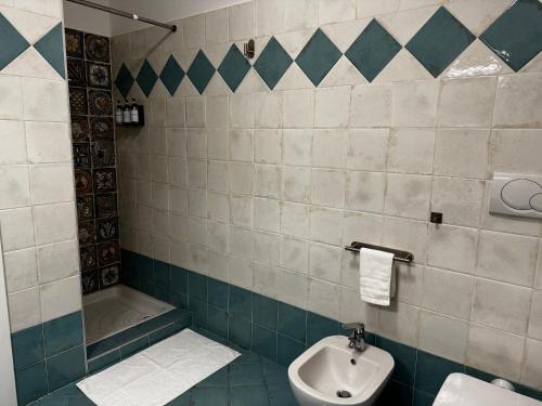 ein Badezimmer mit Waschbecken, Toilette und Badewanne in der Unterkunft Ulisse Fashion Suites - Ecosole Real Estate in Serravalle Scrivia