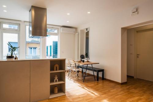 eine Küche mit Tisch und Arbeitsplatte in der Unterkunft Casa Naonis comfort and relax in the historic center in Pordenone