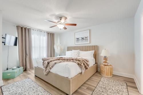 ein Schlafzimmer mit einem Bett und einem Deckenventilator in der Unterkunft Bright 3BR Near Beach Vacation House in Panama City Beach