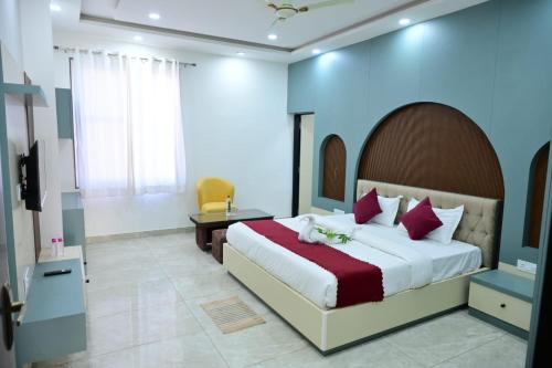 a bedroom with a large bed in a room at Hotel Akshay in Jaipur
