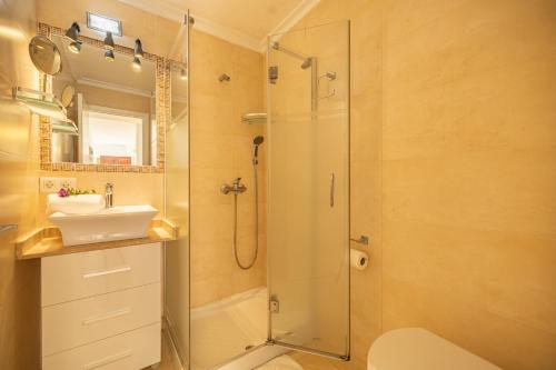 Et badeværelse på Apartamento Reganyol by Rentallorca