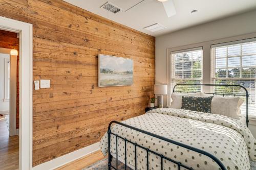 Postel nebo postele na pokoji v ubytování Walk to Downtown Tyler! Updated Historic Apt