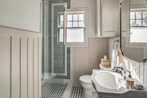 Koupelna v ubytování Walk to Downtown Tyler! Updated Historic Apt