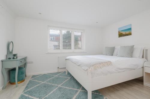 Postel nebo postele na pokoji v ubytování Driftwood by Grandeur Property