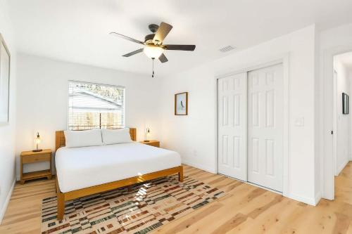 Ένα ή περισσότερα κρεβάτια σε δωμάτιο στο Adventure Kit Included - Near Manatee Springs