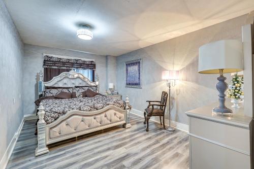 Ένα ή περισσότερα κρεβάτια σε δωμάτιο στο Spacious Condo 4 Mi to Pro Football Hall of Fame!