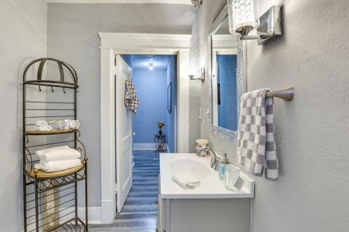 Ένα μπάνιο στο Spacious Condo 4 Mi to Pro Football Hall of Fame!