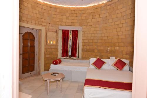 1 dormitorio con bañera, cama y mesa en Himmatgarh Palace Heritage Boutique Hotel, en Jaisalmer