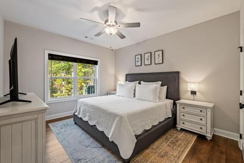 Un dormitorio con una cama y un ventilador de techo. en Calm Retreat, en Maple Grove