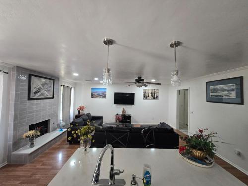 Μια τηλεόραση ή/και κέντρο ψυχαγωγίας στο Loue house in edmond, oklahoma by UCO