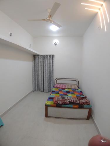 Ένα ή περισσότερα κρεβάτια σε δωμάτιο στο Todkars Villa