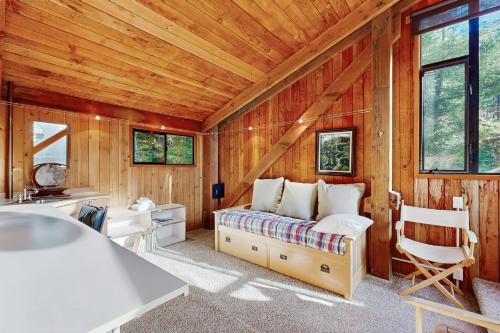 ein Schlafzimmer mit einem Bett in einem Holzzimmer in der Unterkunft Schooner in Sea Ranch