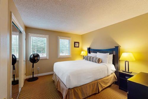 Ένα ή περισσότερα κρεβάτια σε δωμάτιο στο Condo 701 at North Creek Resort