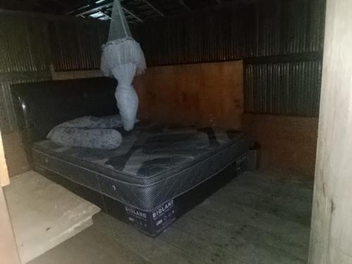 En eller flere senge i et værelse på Fam Wall Homestay