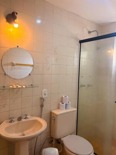ein Badezimmer mit Toilette, Waschbecken und Dusche in der Unterkunft Stratus Centro Hotel in Volta Redonda