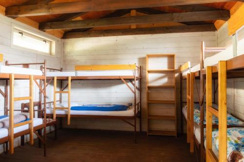 Habitación con 4 literas en una cabaña en Apartmány a camp Telč - U Roštěnky, en Telč