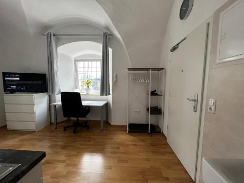 施泰尔Yellow House Apartments - Top 2的房间里有一张桌子和一把椅子的办公室