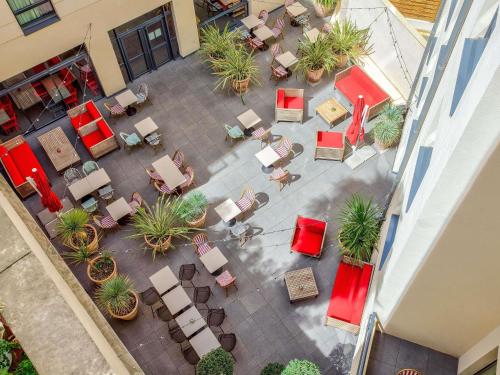 Una vista aérea de un patio con sillas y plantas. en ibis Styles Montpellier Centre Comedie, en Montpellier
