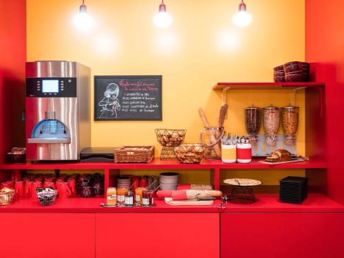 モンペリエにあるイビス スタイルズ モンペリエ センター コメディの赤いカウンター付きのキッチン