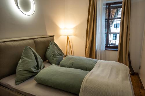 un canapé avec deux coussins dessus et une fenêtre dans l'établissement Adlernest, à Bad Radkersburg