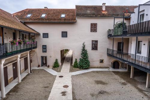 une cour intérieure vide d'un immeuble avec des sapins de Noël dans l'établissement Adlernest, à Bad Radkersburg