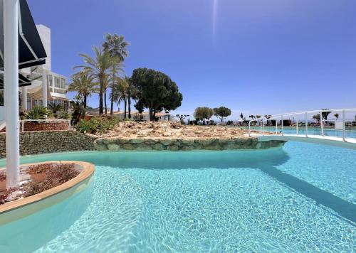 Πισίνα στο ή κοντά στο Two Bedroom with Large Terrace and Views in Capistrano, Nerja