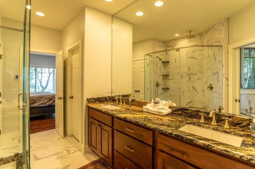 Ένα μπάνιο στο Longview at Eagles Nest