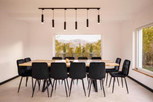 une salle à manger avec une table et des chaises noires dans l'établissement Domki u Duszy Wielka Dusza, à Brenna