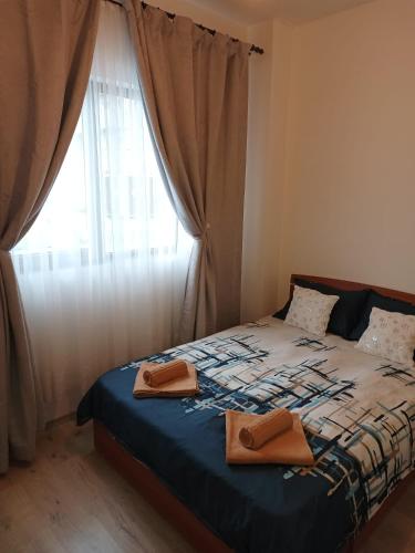 a bedroom with a bed with two towels on it at Apartament Royal in Şelimbăr