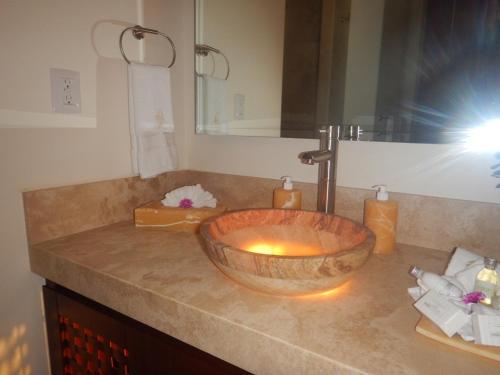 ChanoVivo Resorts的一个带碗水槽的柜台浴室