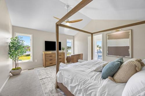 Ένα ή περισσότερα κρεβάτια σε δωμάτιο στο Waterfront 5BR on Kent Island with Private Pool and Firepit