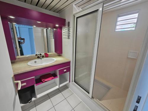 een badkamer met een wastafel en een douche bij Yucca Sea View in Le Gosier