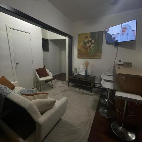 a living room with a tv on the wall at Comodo y economico Apartamento in North Beach