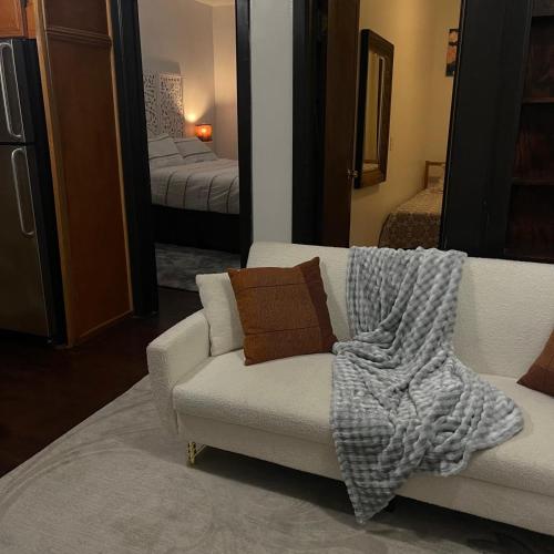 a living room with a couch and a blanket at Comodo y economico Apartamento in North Beach