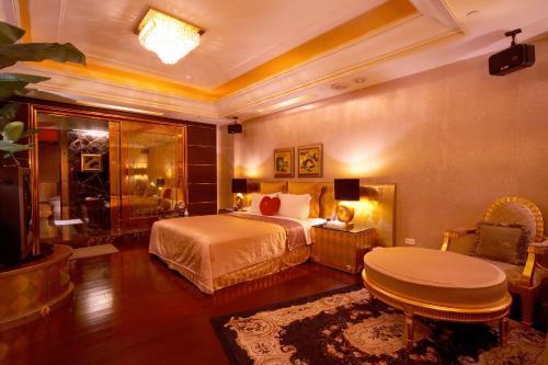 een hotelkamer met een bed en een badkamer bij Wego Hotel - Linsen in Taipei