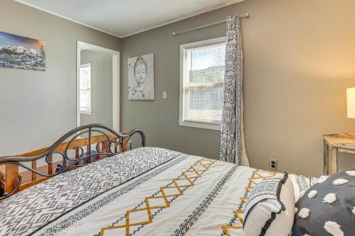 Ένα ή περισσότερα κρεβάτια σε δωμάτιο στο Lake George Views! The Cozy Cabin Near Hiking