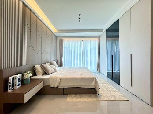 ein Schlafzimmer mit einem großen Bett und einem Fenster in der Unterkunft NEW Luxury 6BR Pool Villa Pattaya, 10mn Walking St in Jomtien Beach