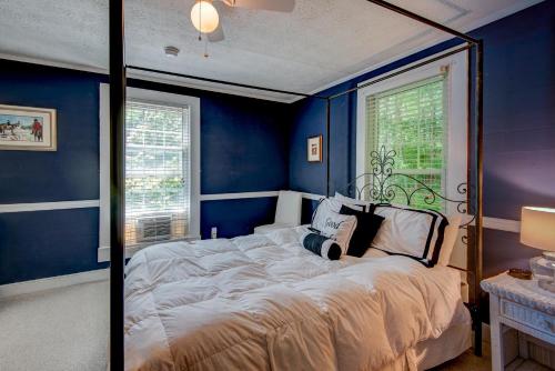 ein Schlafzimmer mit einem großen Bett mit blauen Wänden in der Unterkunft Historic McGuire House in Todd