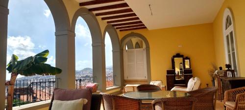 Elegant and Relaxing Seaview Apartment with Pool