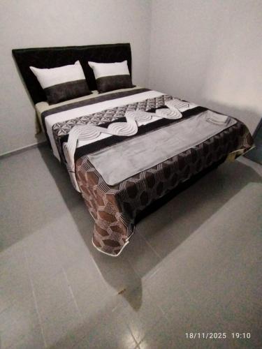 Ένα ή περισσότερα κρεβάτια σε δωμάτιο στο Samis house