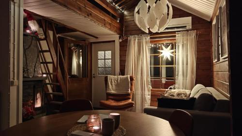 ein Wohnzimmer mit einer Treppe und einem Tisch in der Unterkunft Lapland Aurora Riverside in Raiskio