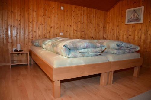 Ένα ή περισσότερα κρεβάτια σε δωμάτιο στο Ferienwohnung Sutter In Brülisau Bei Appenzell