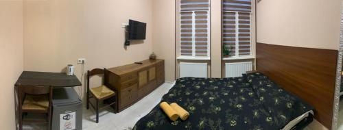 1 dormitorio con 1 cama, vestidor y escritorio en Apartment, en Chernivtsi
