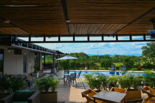 Bazén v ubytování Brisas del Roble nebo v jeho okolí