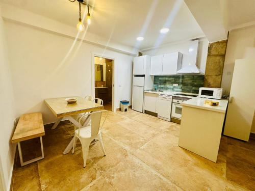a kitchen with a table and a small table and chairs at Arenas del Coliseo Parking Gratis in Merida