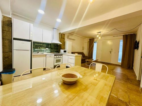 a kitchen and dining room with a wooden table at Arenas del Coliseo Parking Gratis in Merida