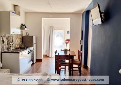 cocina y comedor con mesa y cocina y comedor en Sole E Mare, en Guardia Piemontese Terme