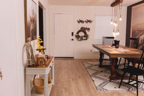 ein Esszimmer mit einem Holztisch und einem Esszimmertisch in der Unterkunft The Rodeo House - Near Rodeo Arena in Mesquite