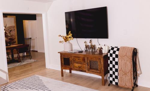 un salon avec une télévision sur un mur dans l'établissement The Rodeo House - Near Rodeo Arena, à Mesquite